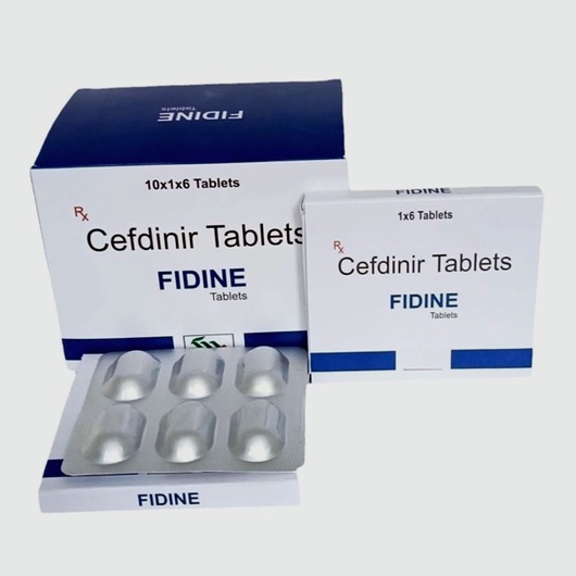 Boîte de Cefdinir et logo pharmacie en ligne