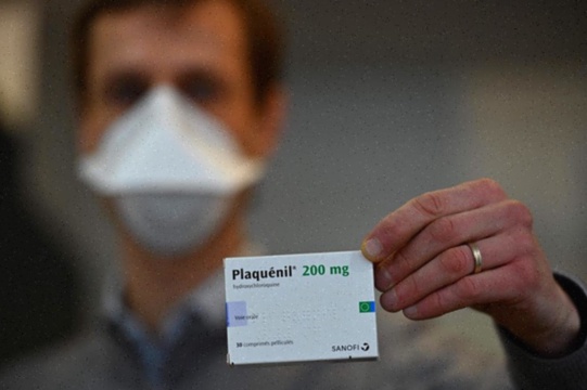 Acheter Plaquenil - comprimés sur fond blanc